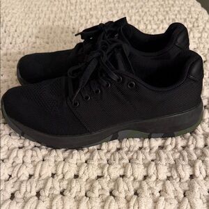 Men's Black Mesh Casual Sneakers with Camouflage Midsole Accent